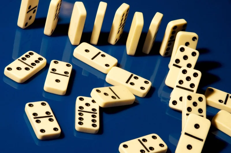 Việc loại bỏ hết quân bài domino xuống đầu tiên thì khả năng thắng giải hạng nhất của bạn sẽ rất cao